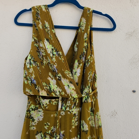 ASOS DESIGN Pleated Wrap Maxi Dress with Tie Waist in Green Floral - Picture 5 of 12